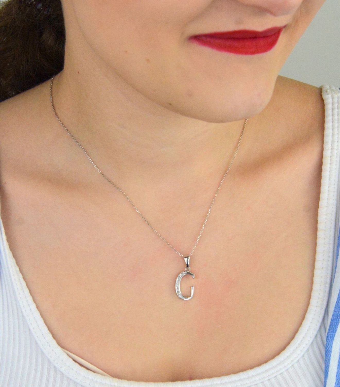 Zawieszka srebrna 925 AP17-0206 G – literka G zdobiona cyrkoniami. Wymiary 2,5x1,0 cm, waga 1,20 g. Elegancka, subtelna biżuteria z przesłaniem – idealna na prezent.1.jpg